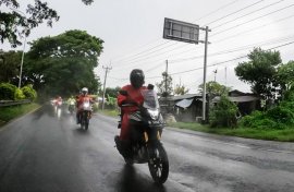 Bikers Waspada Naik Motor Saat Hujan, Perhatikan 5 Hal Penting Ini Agar Aman